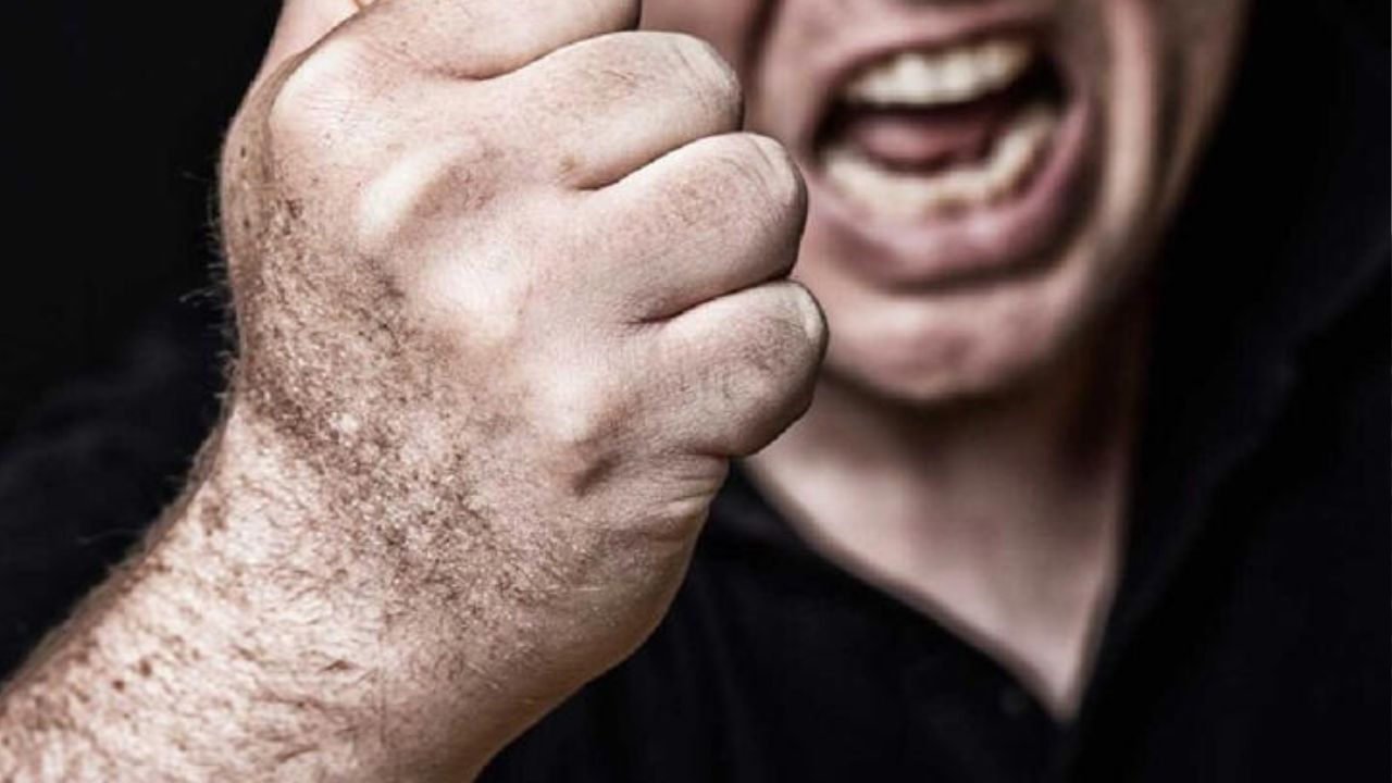 '¡Déjalo!', indigna video de hijo golpeando a su padre anciano en Intibucá