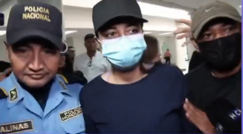 La joven Tesla Paola Alemán Cantillano al lado de policías