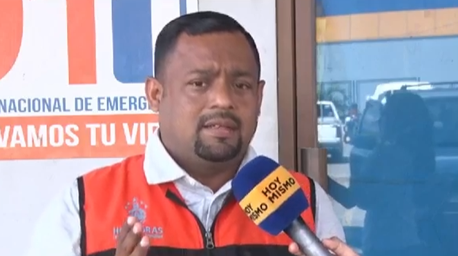 Alberto López hablando