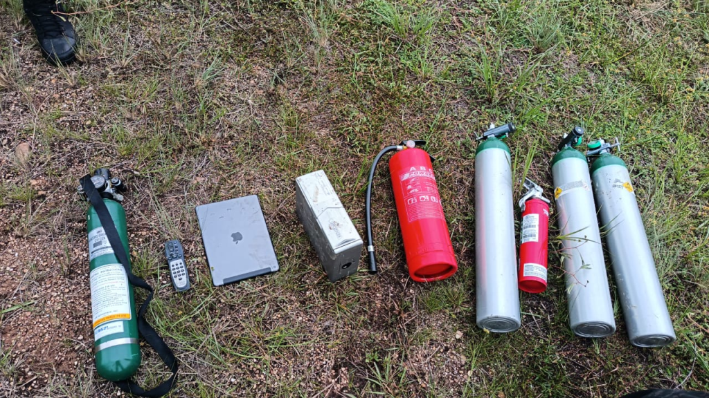 Objetos encontardos en la avioneta.