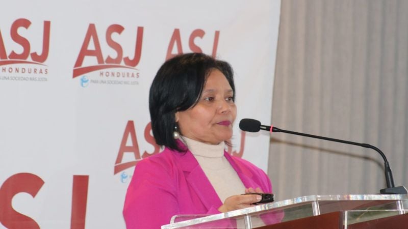 Blanca viendo al frente