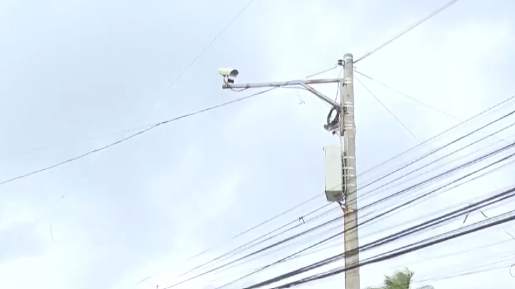 Una cámara en un poste
