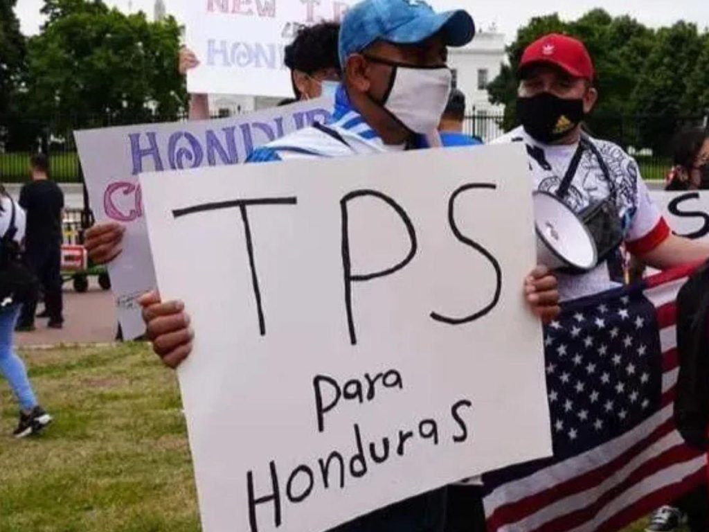 Una persona con un cartel