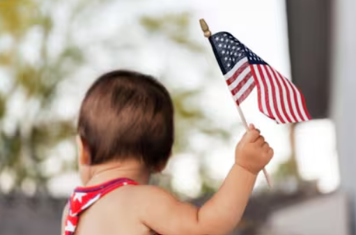 El bebé con una bandera
