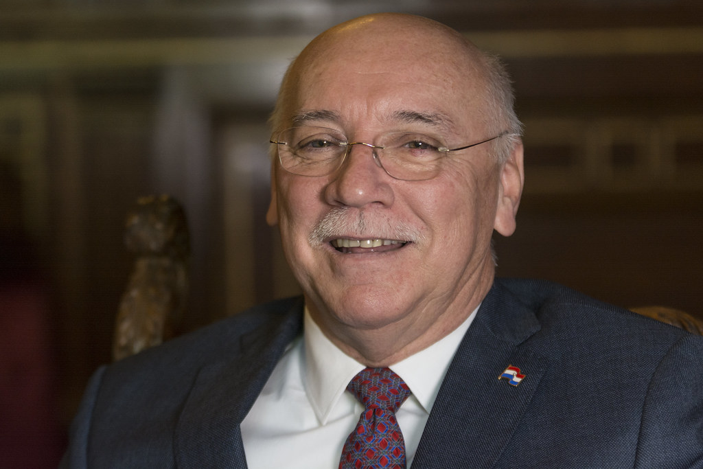 Eladio Loizaga viendo al frente