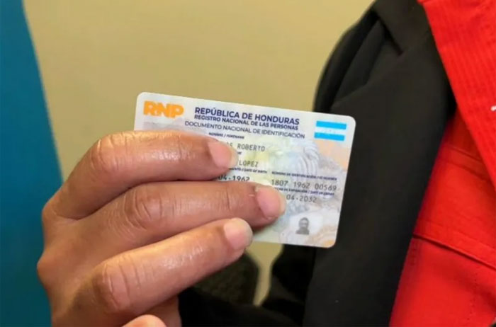 Una mano sosteniendo una DNI