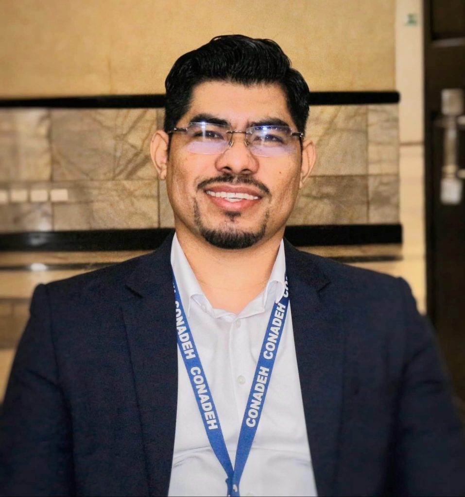 Frank Cruz viendo al frente