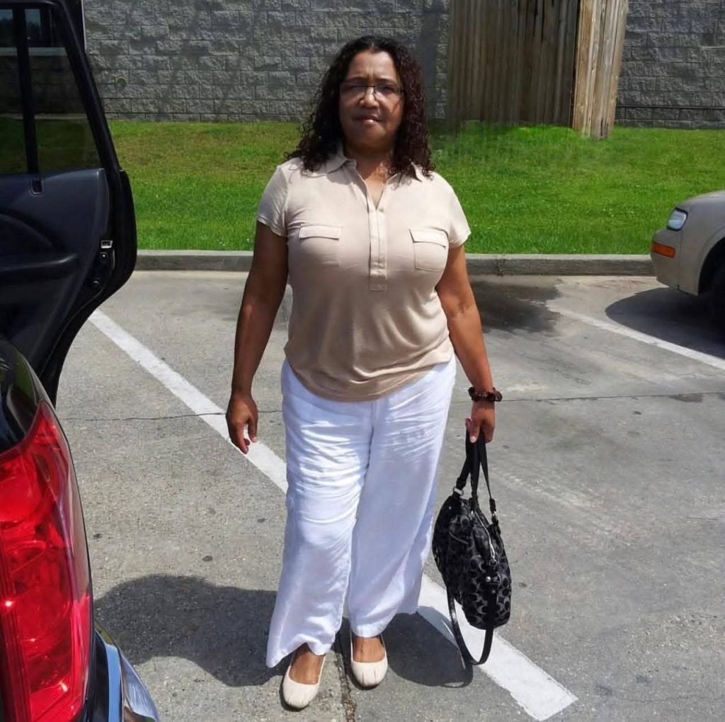 La mujer de pie viendo al frente