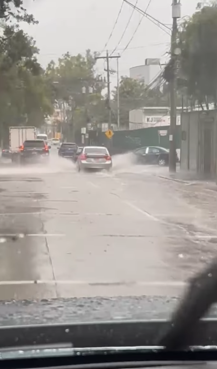 Carros pasando sobre la llluvia