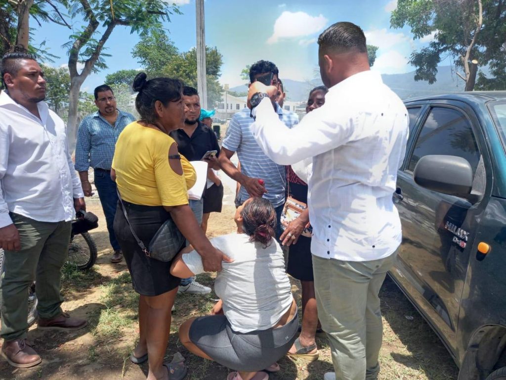 La madre siendo auxiliada por vecinos