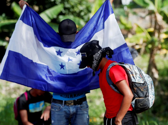 Personas con una bandera de Honduras