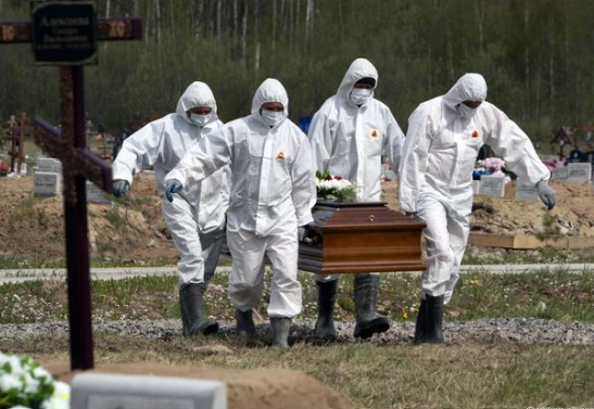 Personas con un ataúd