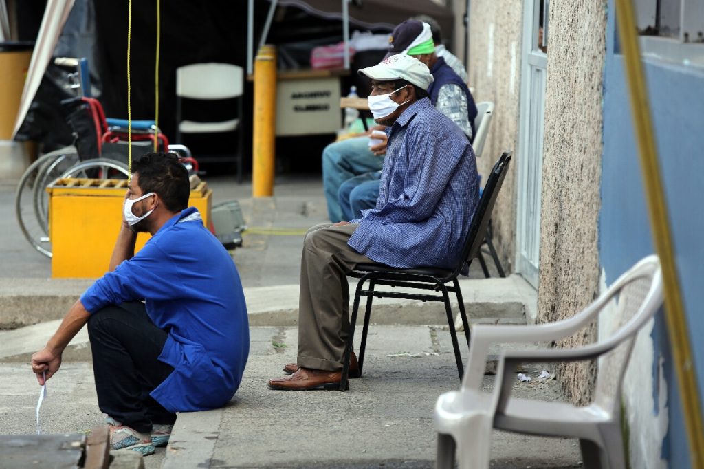 Personas sentadas esperando