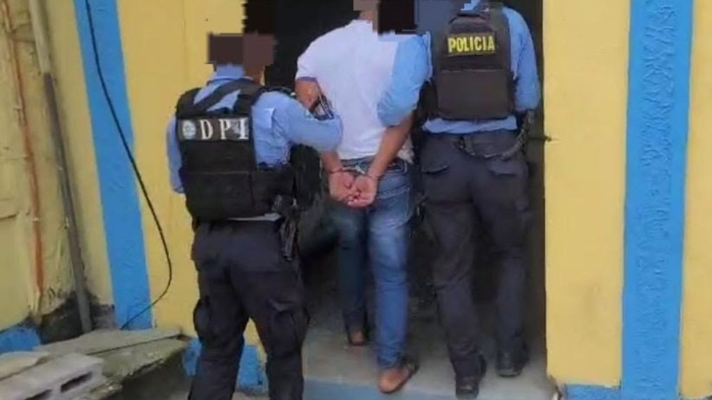 Persona al lado de policías