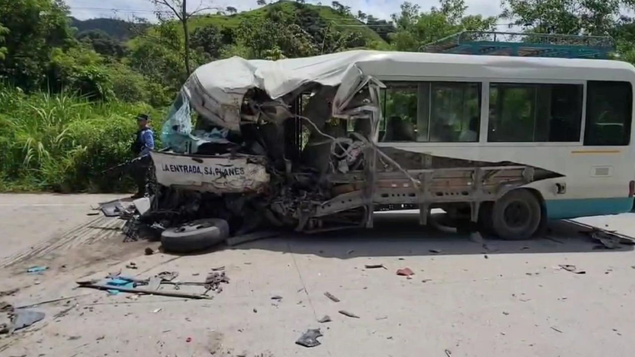 ¿Qué provocó accidente en Copán que dejó a conductor y a niña muertos?