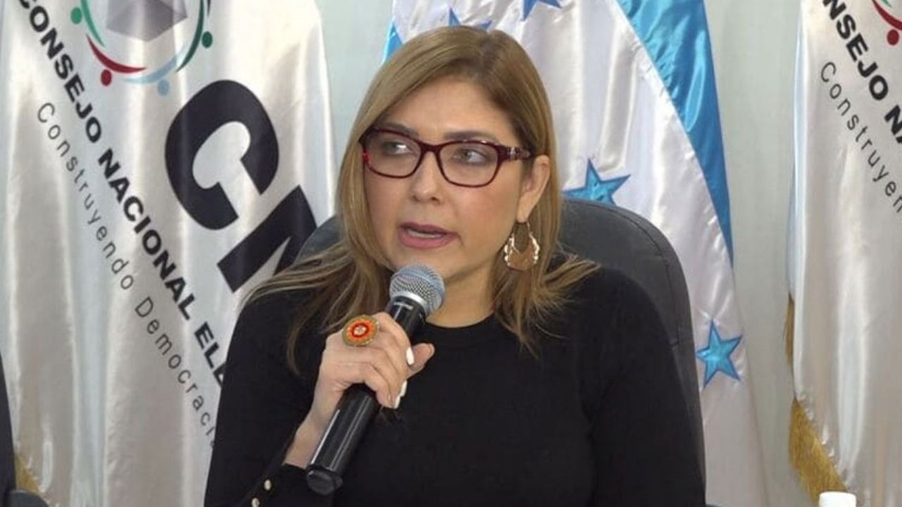 Ana Paola Hall condiciona su renuncia al CNE: exige elección de su reemplazo