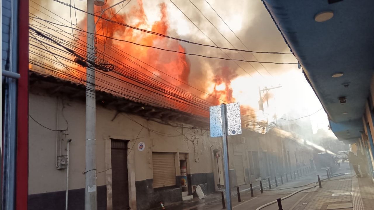 VIDEO: Incendio reduce a cenizas más de 10 locales, incluido Chinda Díaz en Tegucigalpa