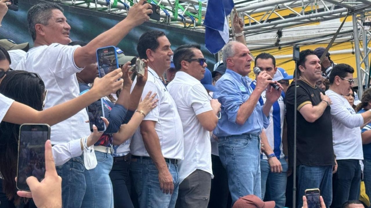 'No nos implementarán ideologías fracasadas ': Tito Asfura en movilización en Tegucigalpa