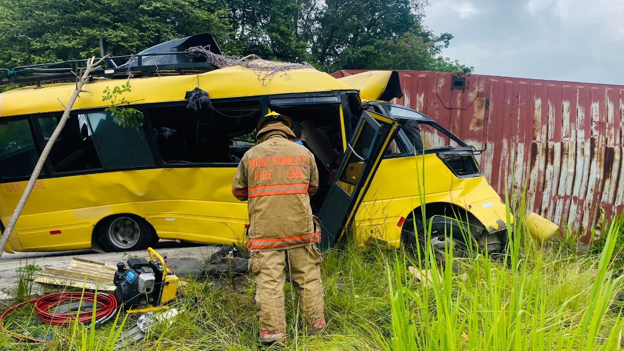 Al menos cuatro muertos y varios heridos deja accidente entre bus y rastra en Copán