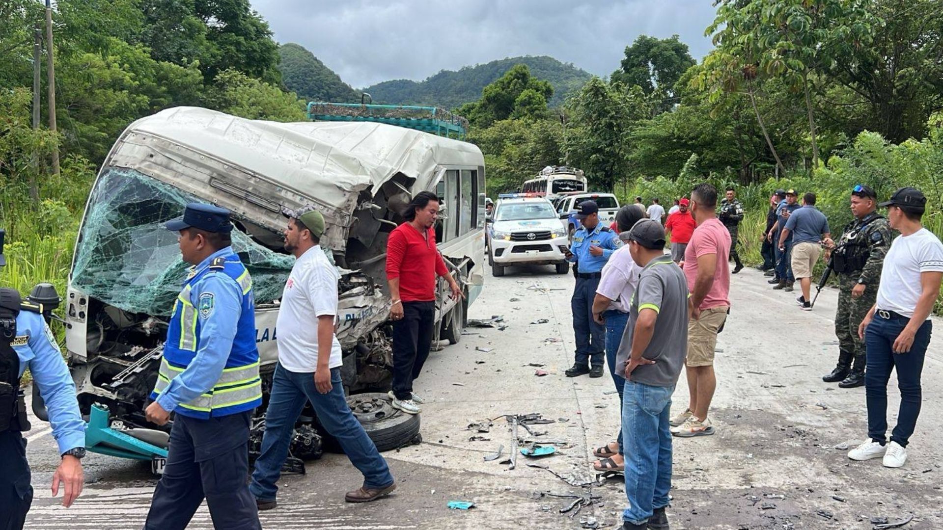 Imagen de 'Auxilio, qué dolor': al menos dos muertos en accidente entre bus y rastra en Copán