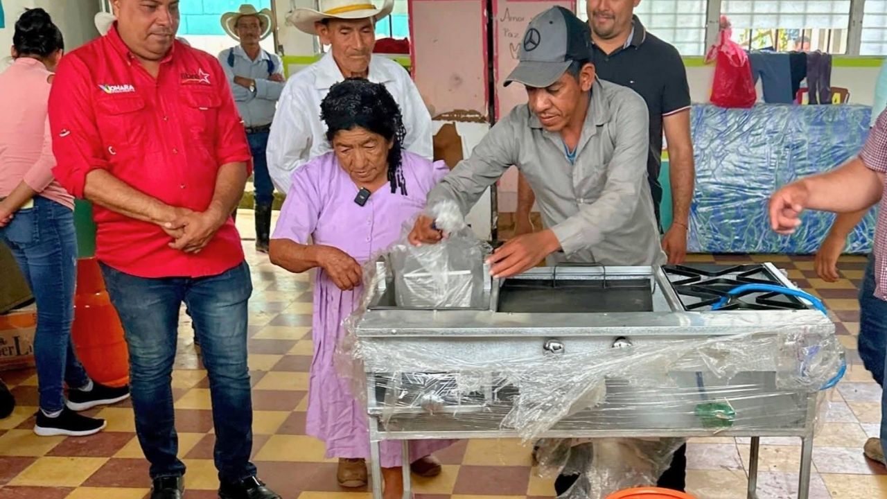 Entregaron y quitaron estufa a ancianos; esto dice candidato de Libre
