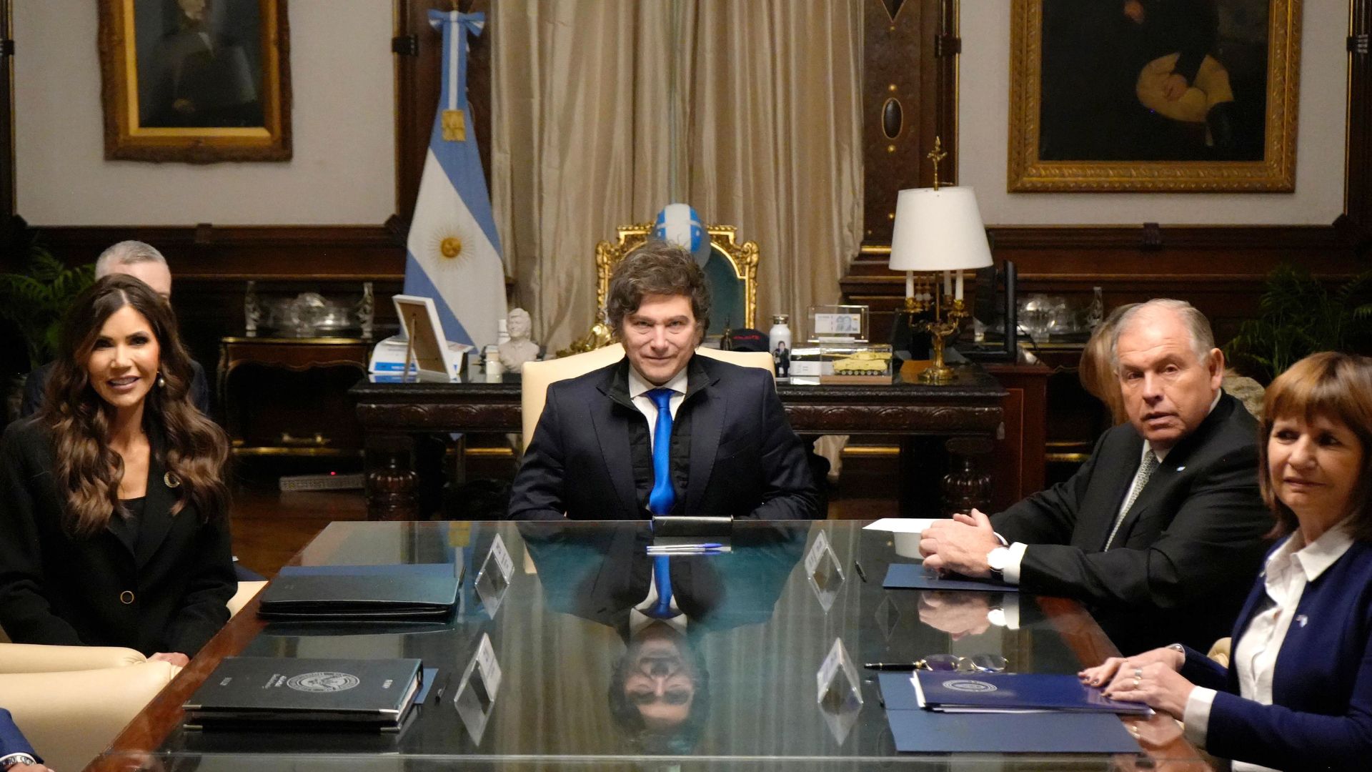 Avanza acuerdo entre Milei y Trump para eliminar visa a argentinos