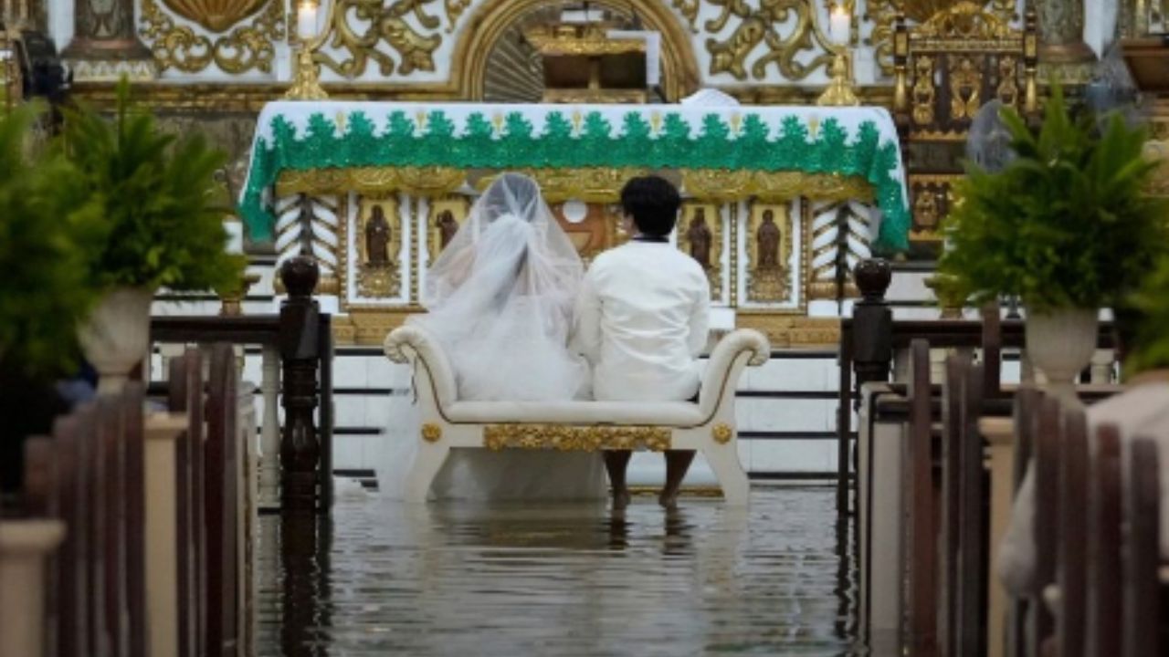 El amor lo puede todo: Pareja se casa en Iglesia en medio de inundación