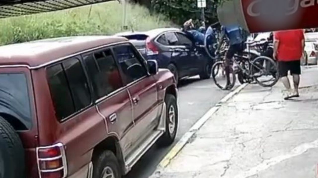 Video revela cuando ciclistas son arrollados por un carro en Tegucigalpa