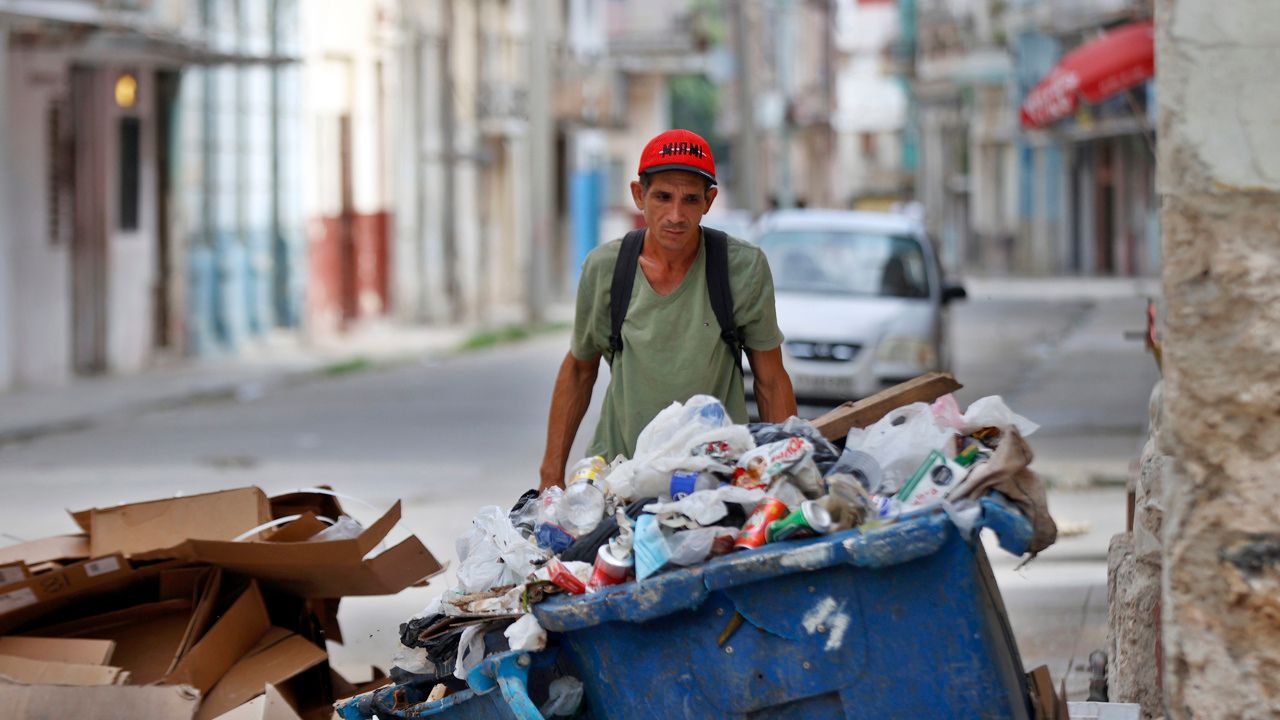 Imagen de Buscando entre desechos: así es la lucha diaria de los indigentes en Cuba