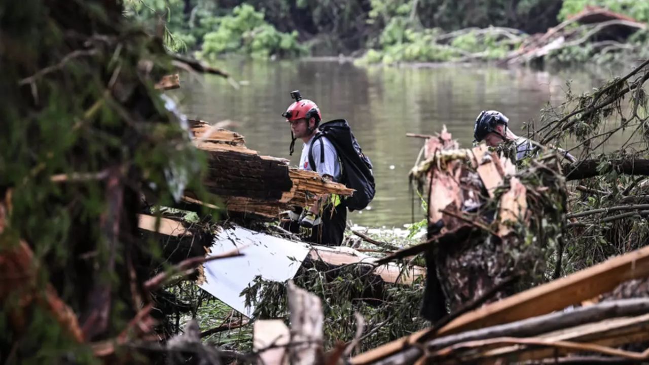 Buscan a desaparecidos por inundaciones que causan 68 muertos en Texas, EE. UU.