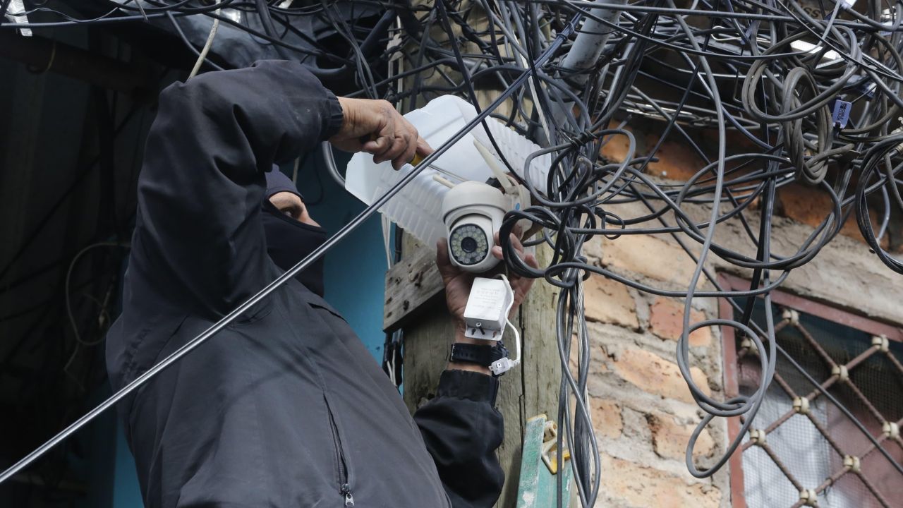 Desmantelan cámaras de videovigilancia instaladas por pandillas en Comayagüela
