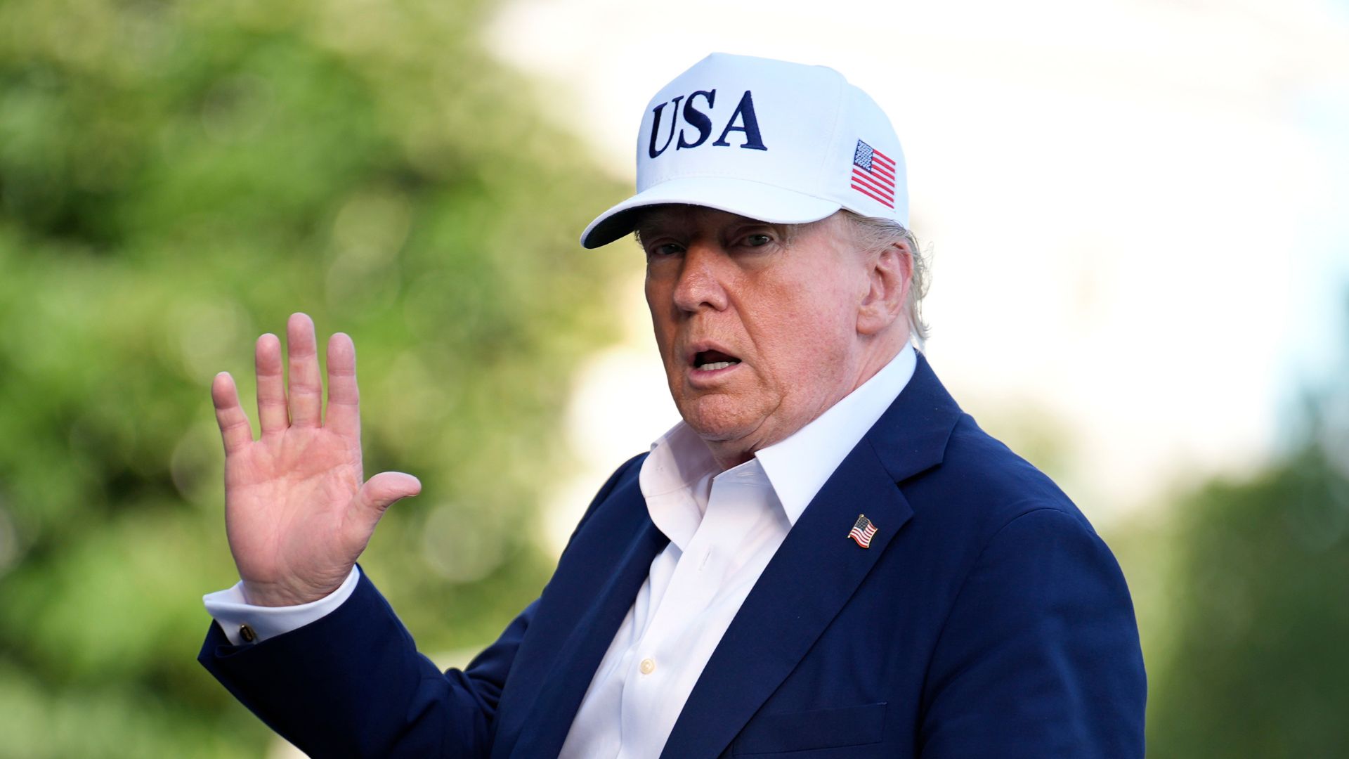 Imagen de Trump firma orden ejecutiva que retrasa aplicación de aranceles