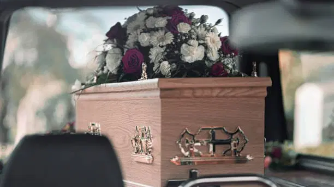 VIDEO: Empleadas de funerarias se agarran a golpes por disputarse un cuerpo