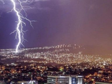 ‘Guarde el celular’: esto recomienda Copeco para evitar los rayos en una tormenta