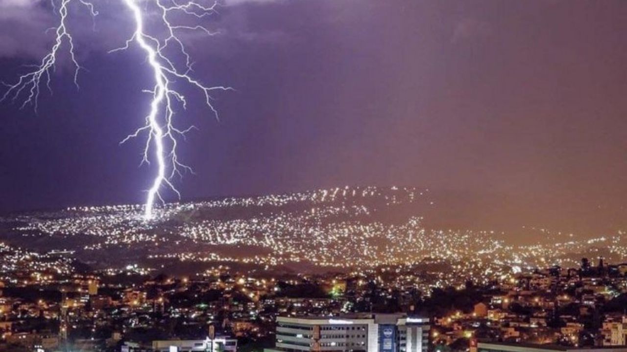 ‘Guarde el celular’: esto recomienda Copeco para evitar los rayos en una tormenta