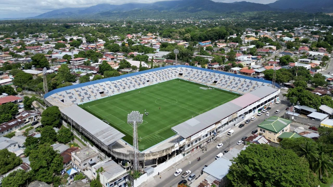 Como mesa de billar: Así quedó estadio Municipal Ceibeño tras remodelaciones