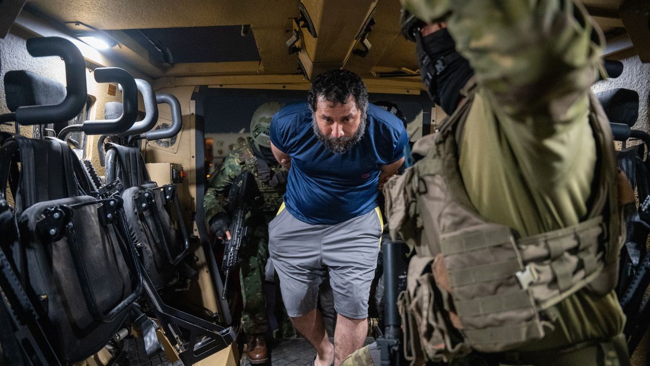 Extraditan a EE. UU. a 'Fito', 'narco' y líder criminal más buscado de Ecuador