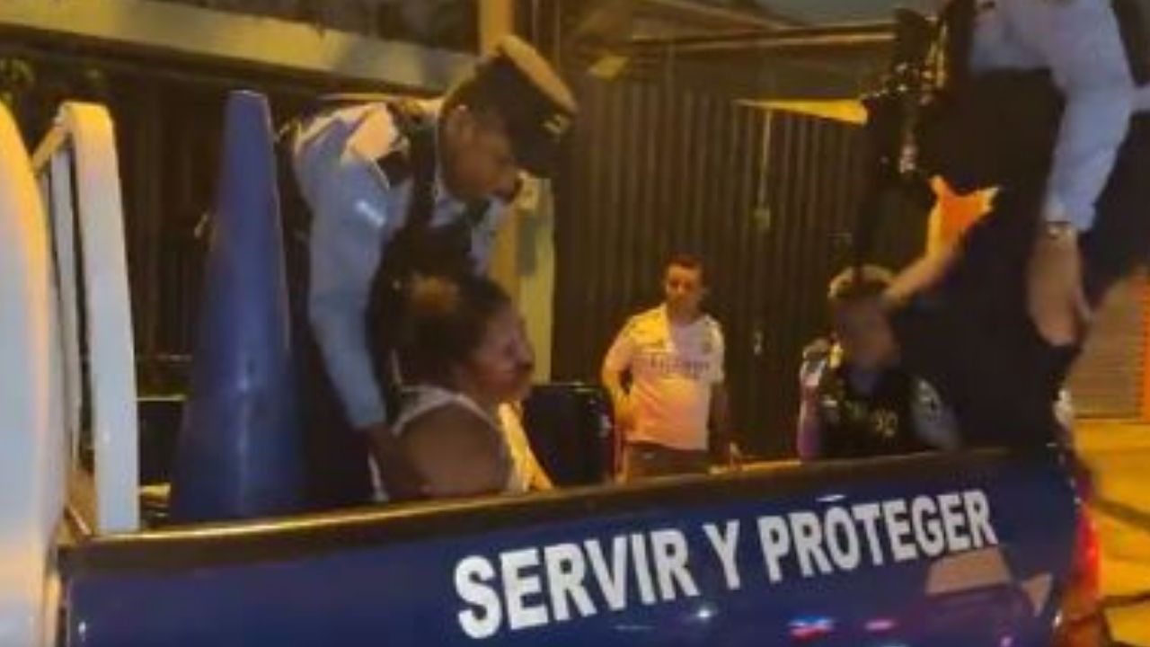 VIDEO: Golpean a mujer y la dejan tirada en plena calle en Santa Cruz de Yojoa