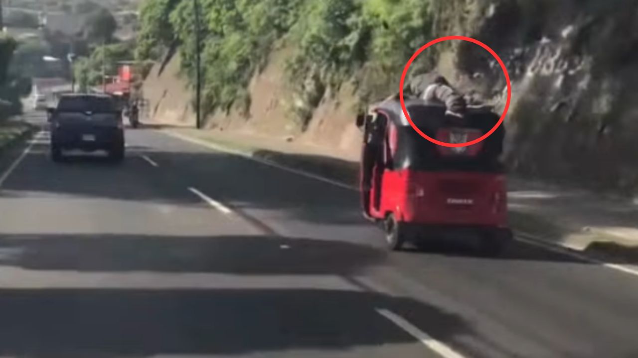 Exponen a hombre que viajó 'colgado' en el techo de un mototaxi en la capital