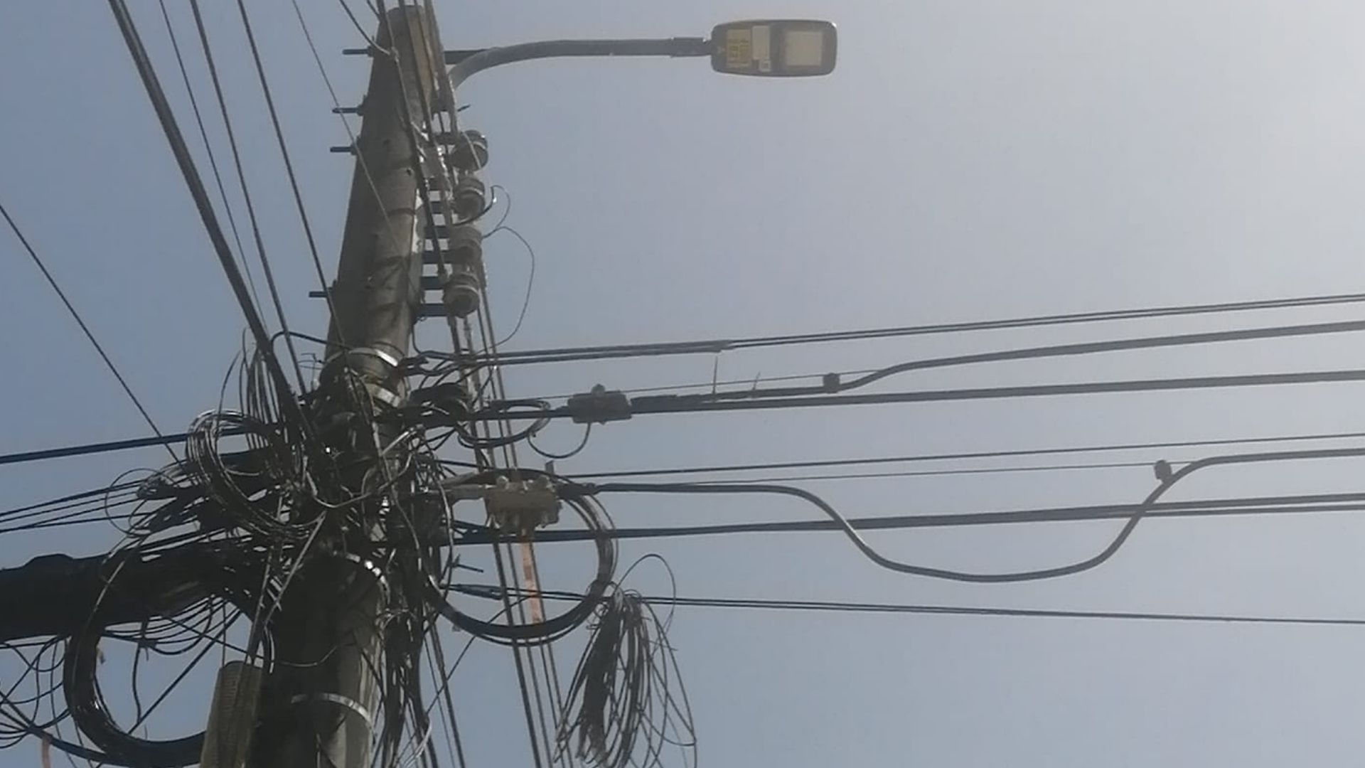 Imagen de Creyente evangélico muere electrocutado cuando reparaba poste de luz de su iglesia en Yoro