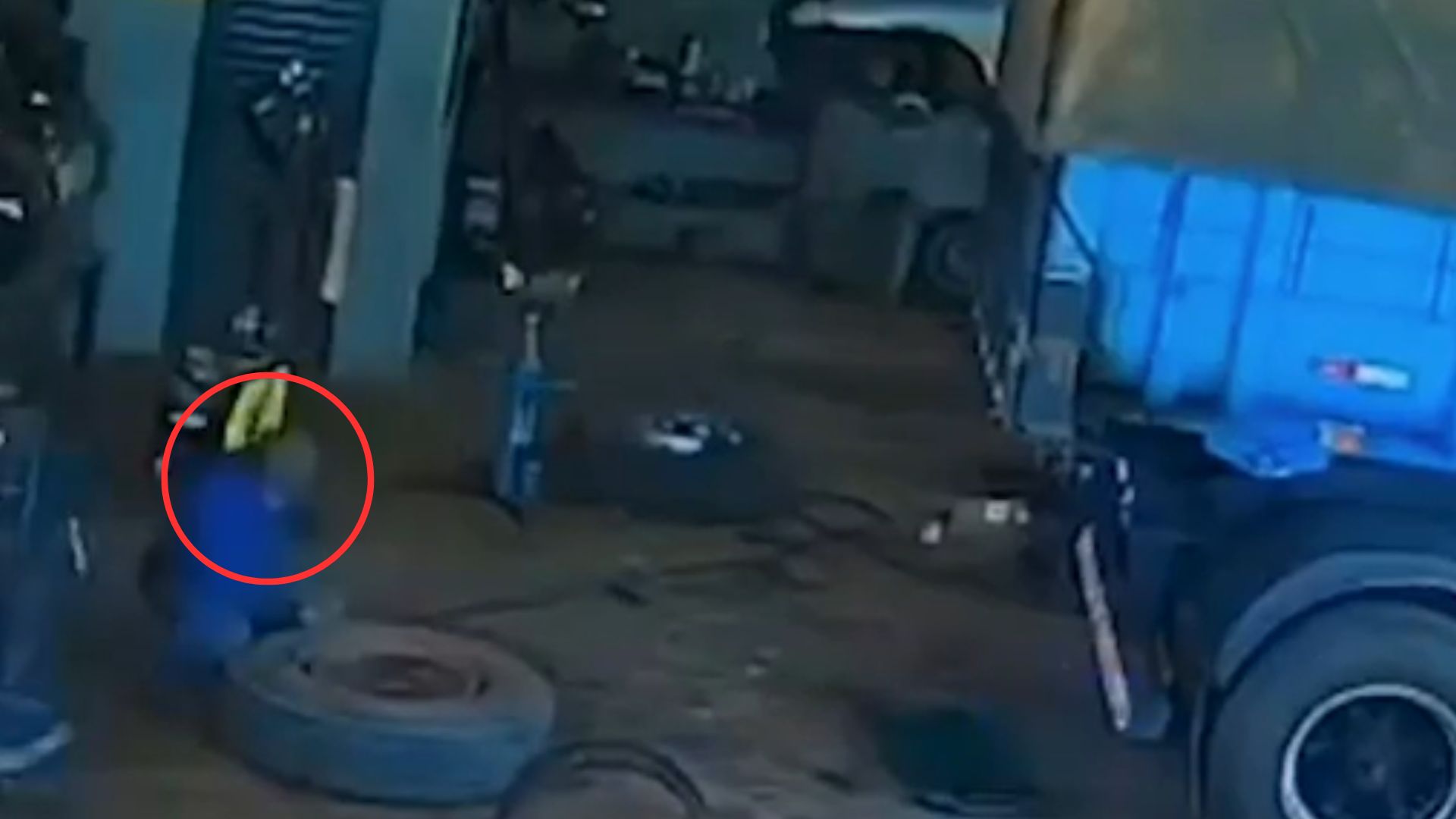 Imagen de VIDEO: Mecánico muere tras explosión de neumático que inflaba en taller