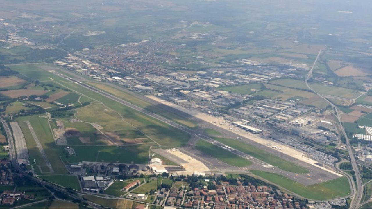 Estuvo demasiado cerca: Hombre muere succionado por motor de un avión