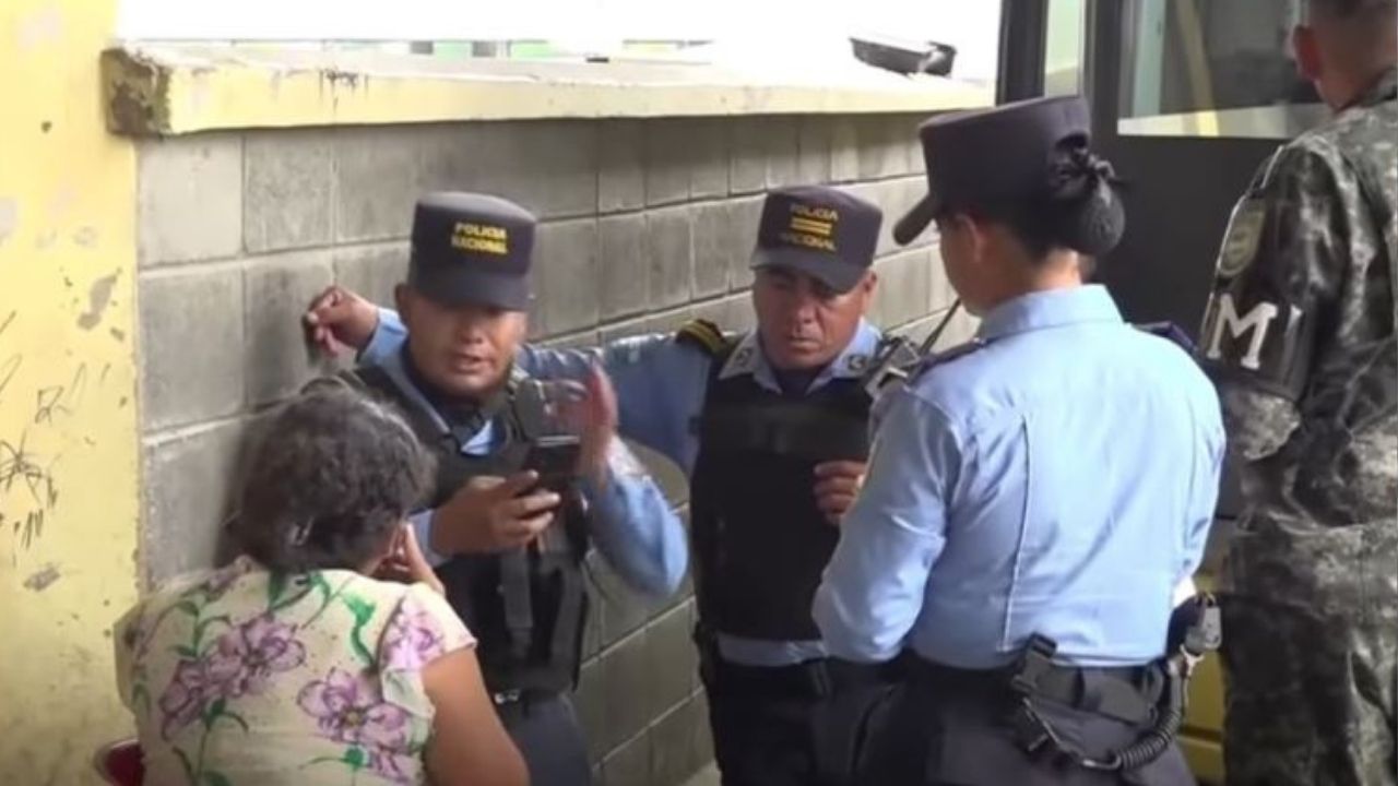 Hondureño de 45 años murió dentro de bus tras salir del hospital por dolor de estomago