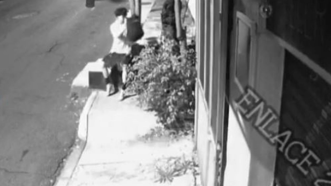 Video capta a joven mientras abandona a bebé en una noche fría; menor murió