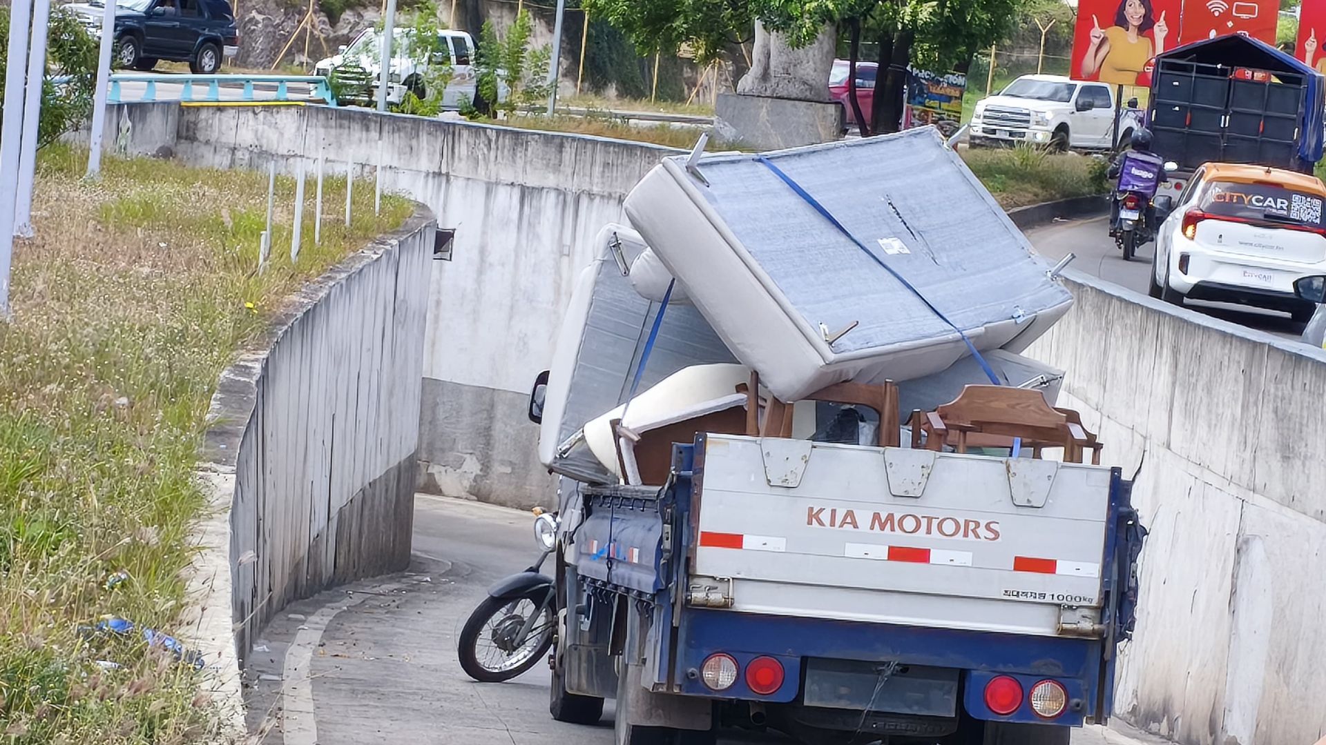 'Se ofreció a ayudar': joven muere tras caer de un camión de mudanza en Tegucigalpa