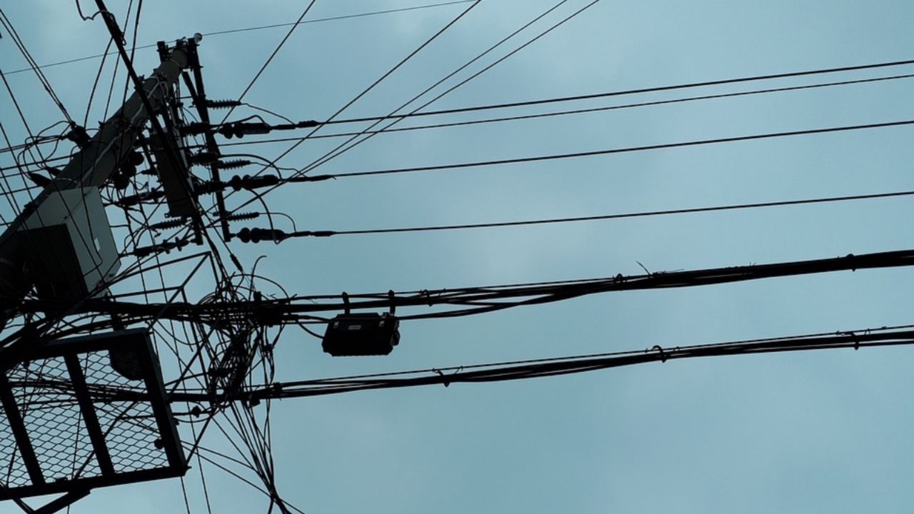 Tragedia en reto viral: joven se incendia tras tocar cable de alta tensión