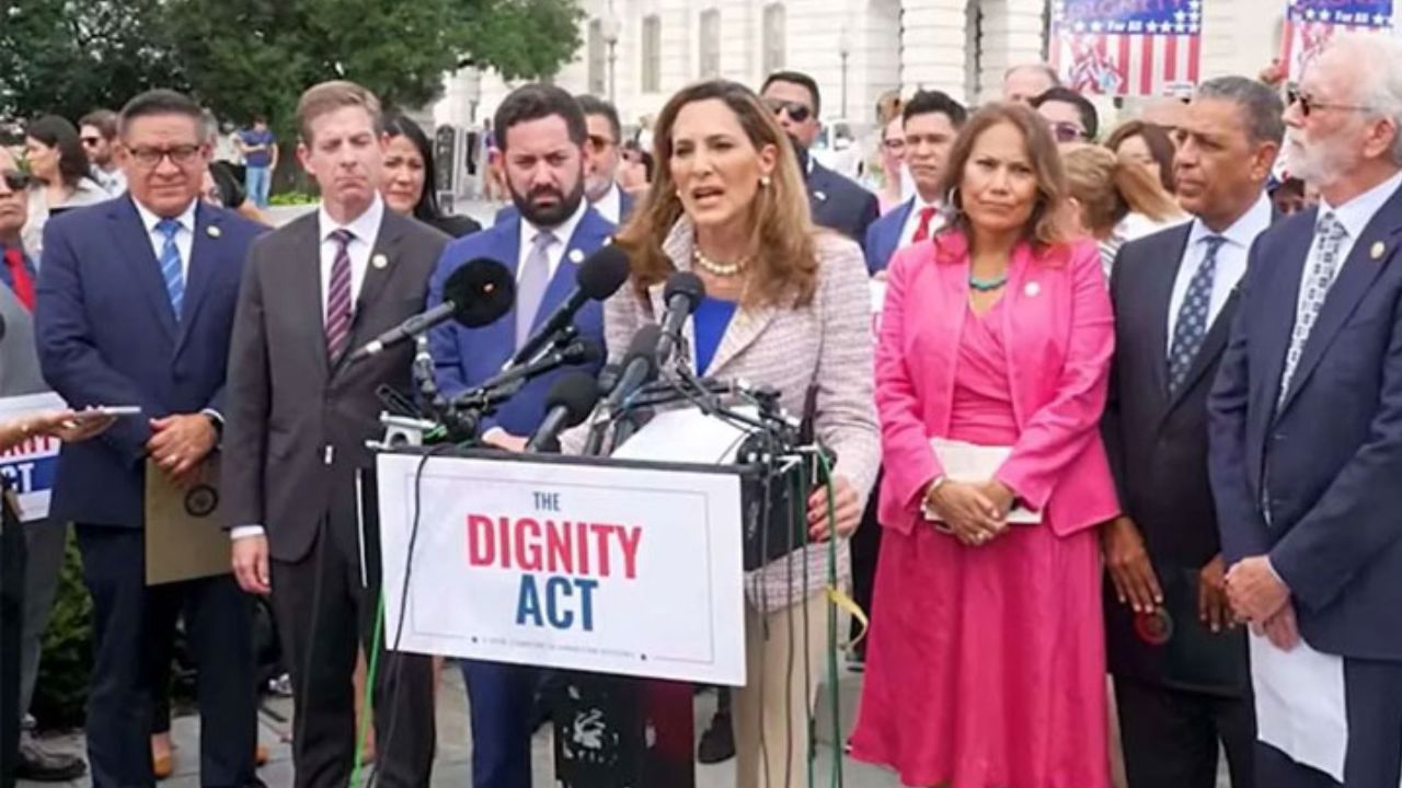 Ley Dignidad es 'la última oportunidad' para seguir en Estados Unidos: expertos