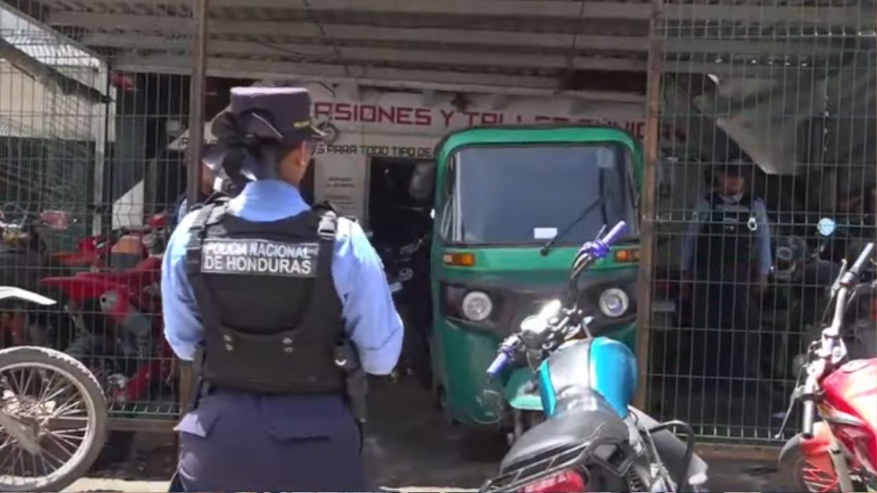 Matan a hermanos dueños de taller de motos y a su empleado; policía identifica a atacantes