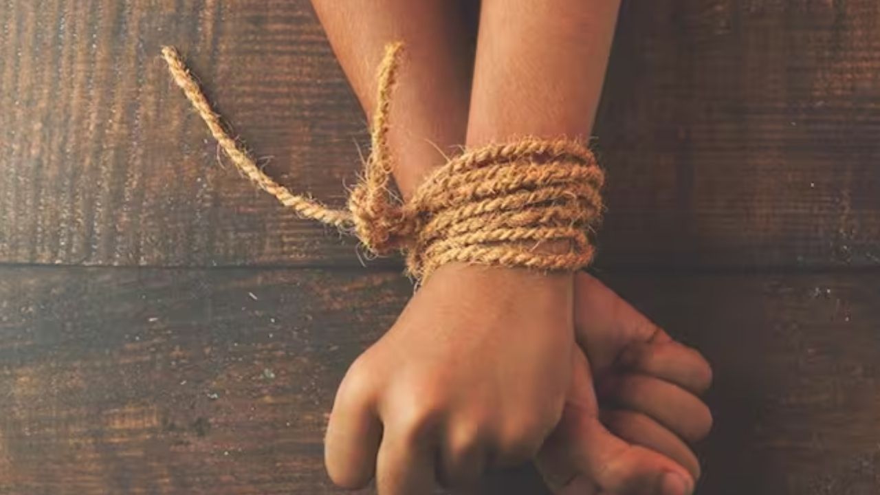Esto pasó con madre que amarraba a sus hijos porque no tenía quién los cuidara