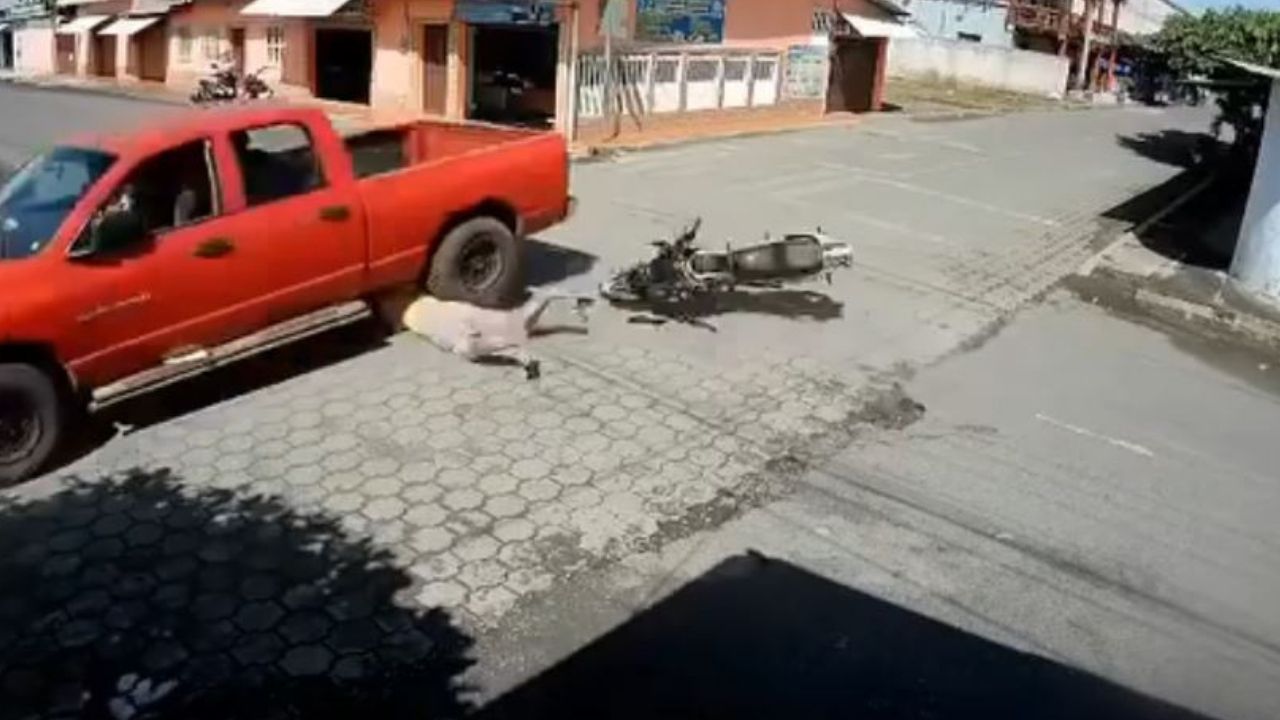 'No lo vi': graban cuando motociclista termina debajo de pick-up en Ocotepeque